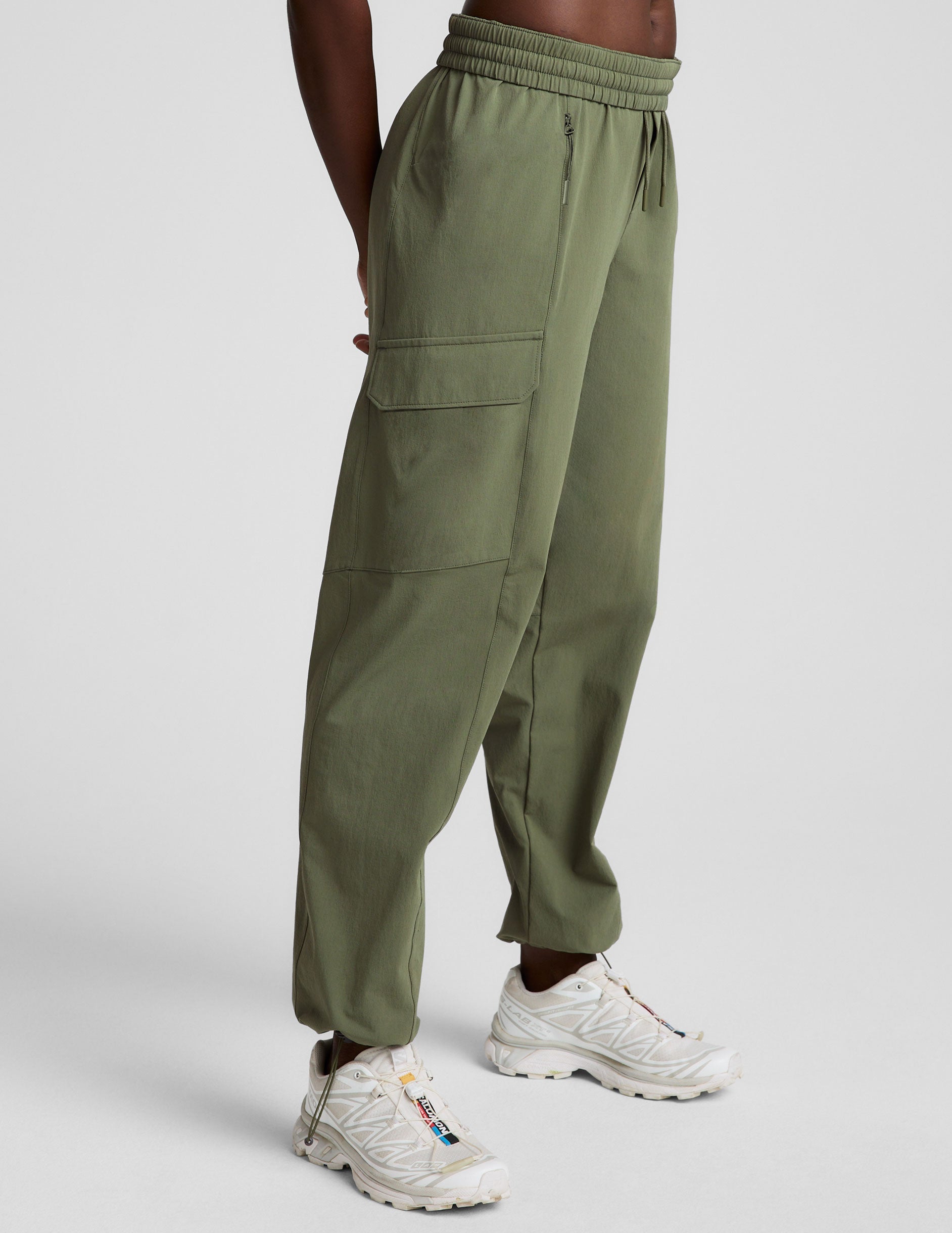 Comfortable Relaxed Fit Cargo Pants with Adjustable Hem and Secure Pockets