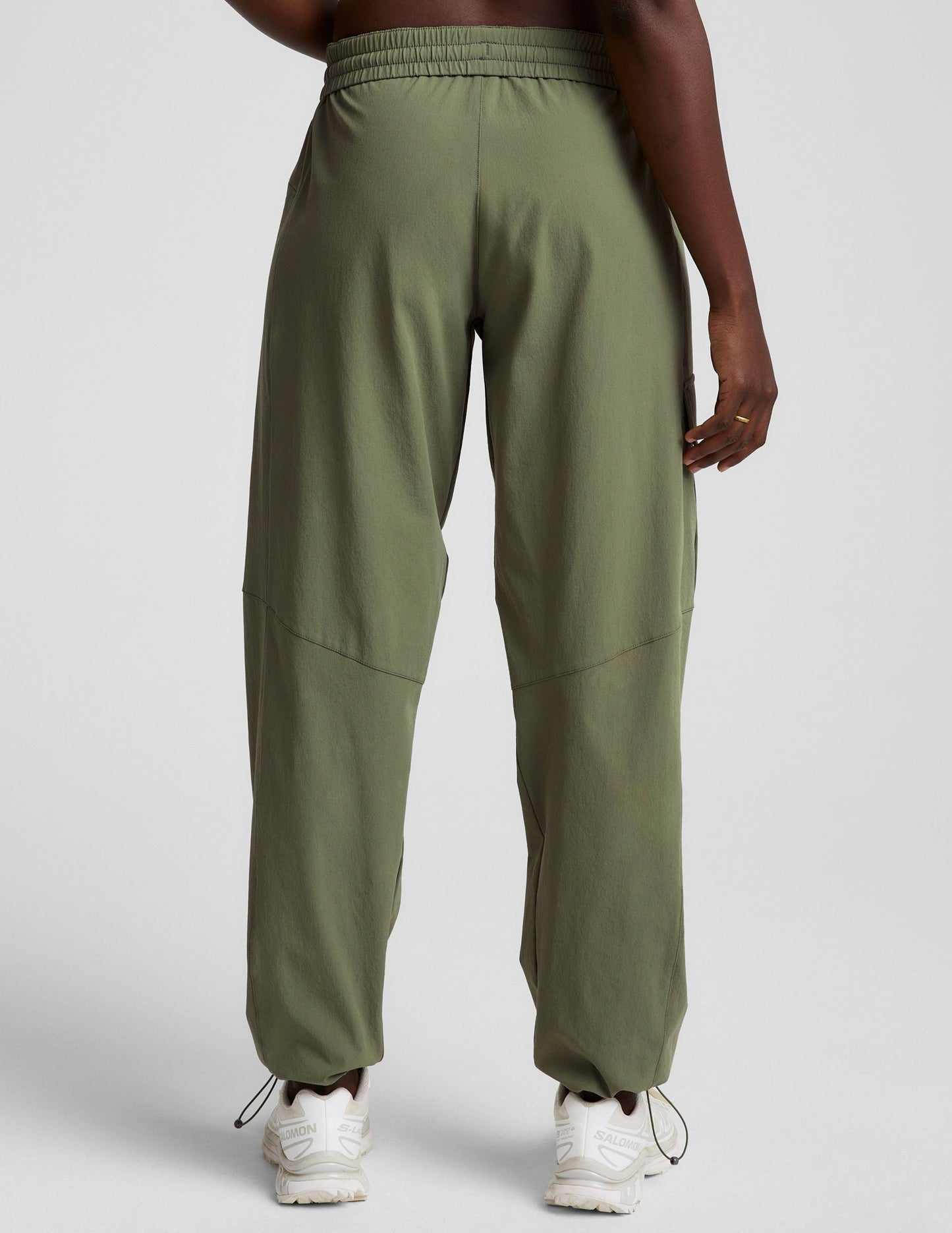 Comfortable Relaxed Fit Cargo Pants with Adjustable Hem and Secure Pockets