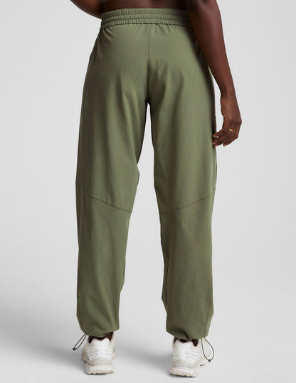 Comfortable Relaxed Fit Cargo Pants with Adjustable Hem and Secure Pockets