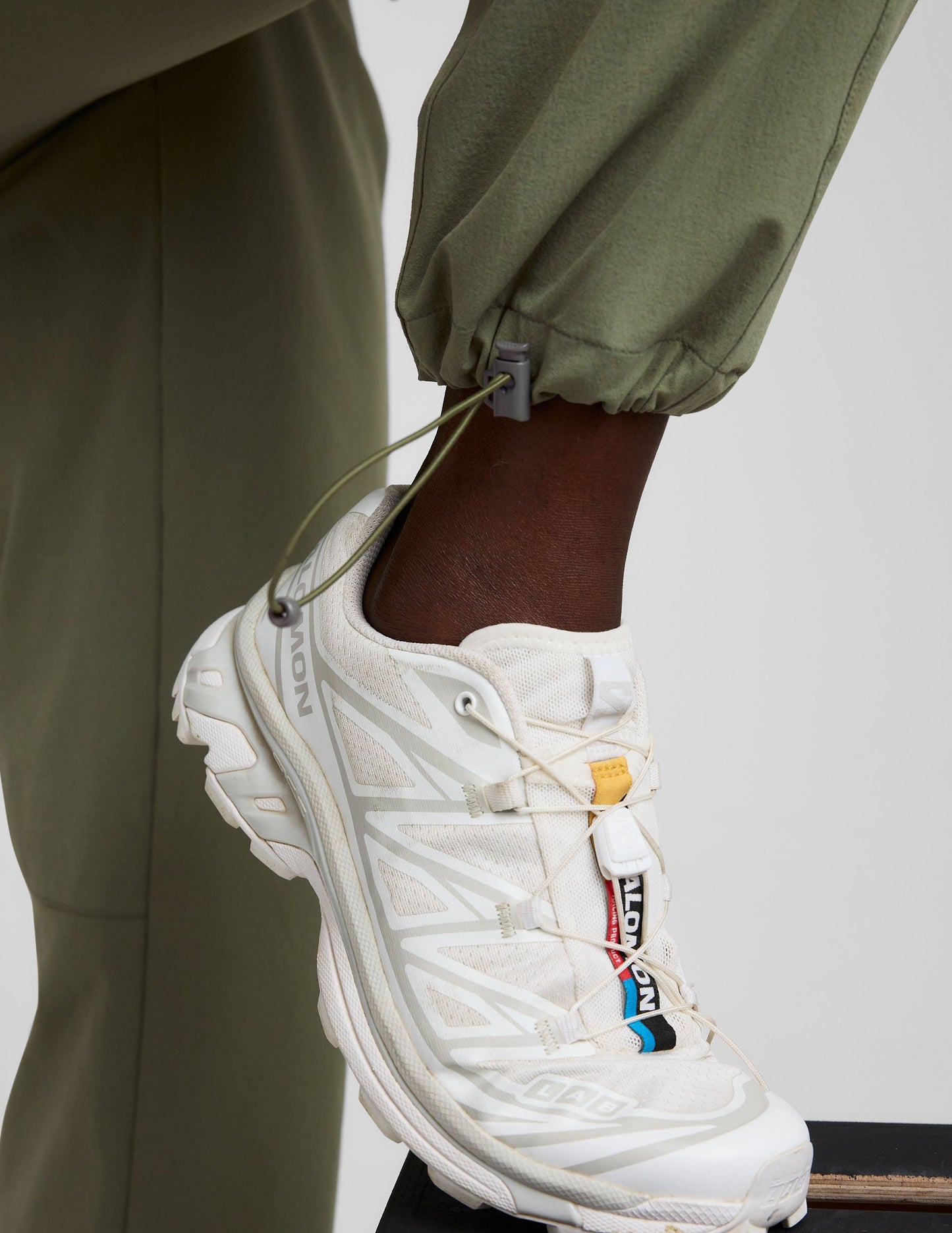 Comfortable Relaxed Fit Cargo Pants with Adjustable Hem and Secure Pockets