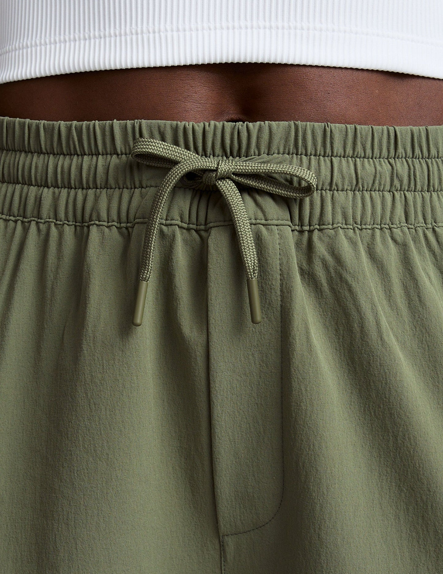 Comfortable Relaxed Fit Cargo Pants with Adjustable Hem and Secure Pockets