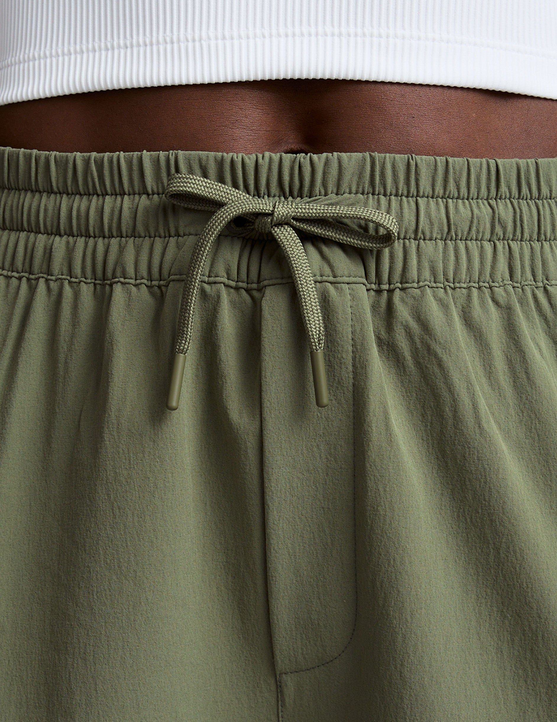 Comfortable Relaxed Fit Cargo Pants with Adjustable Hem and Secure Pockets