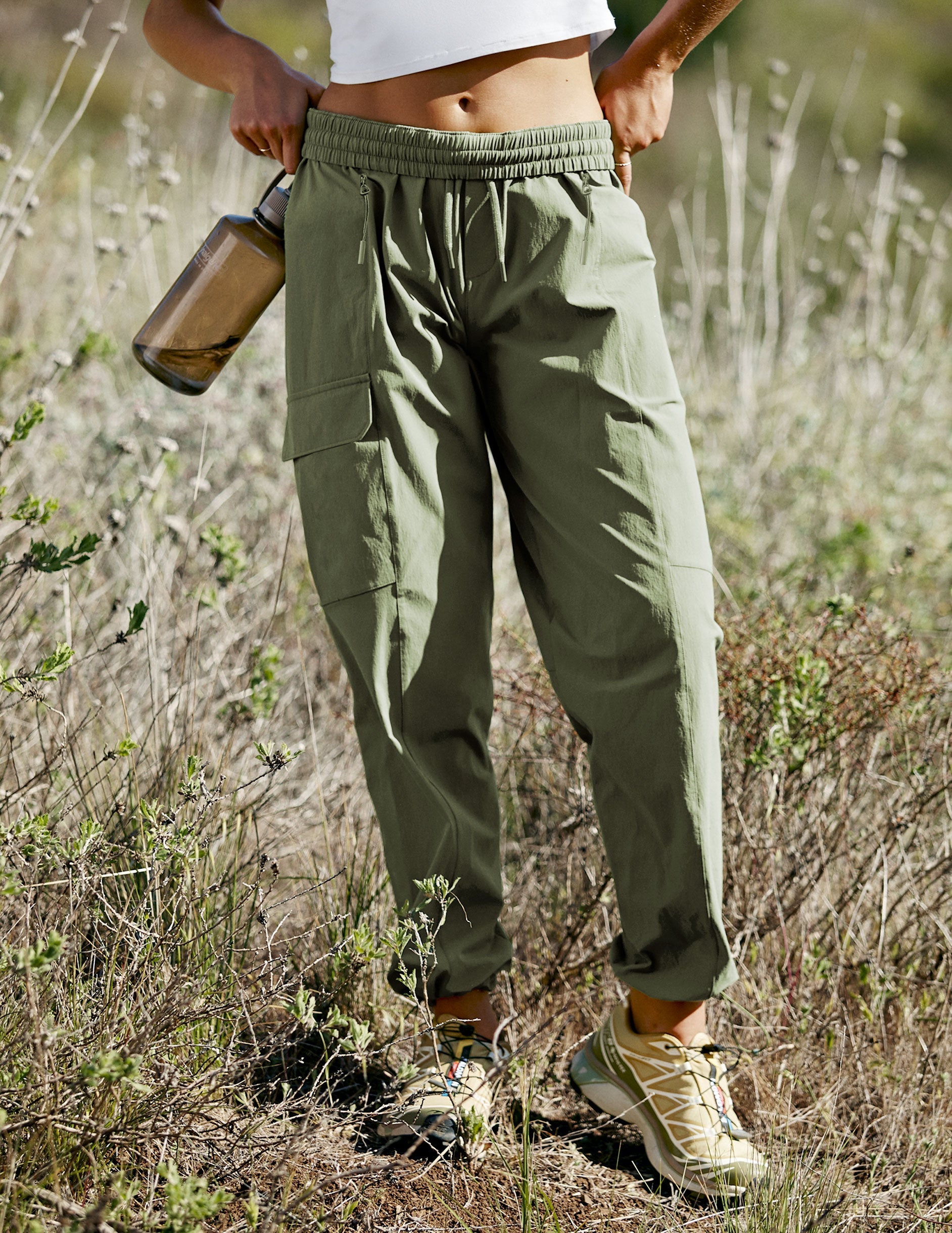 Comfortable Relaxed Fit Cargo Pants with Adjustable Hem and Secure Pockets