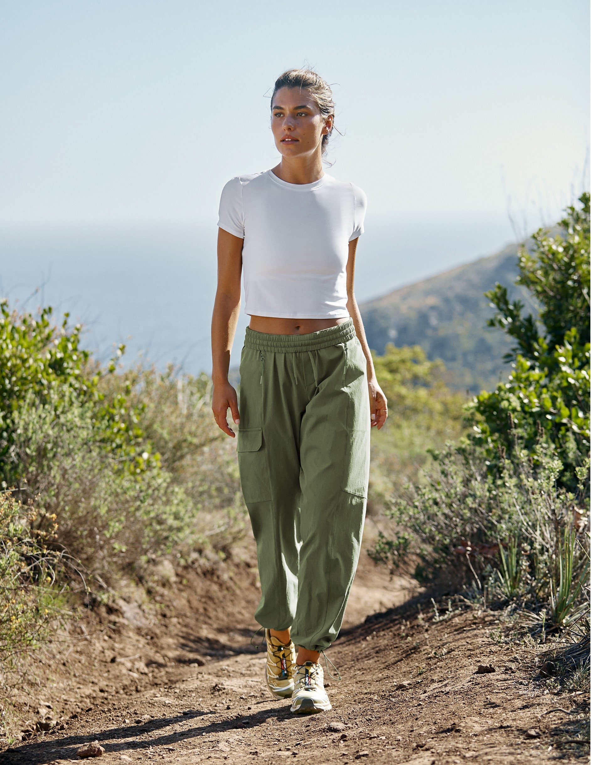 Comfortable Relaxed Fit Cargo Pants with Adjustable Hem and Secure Pockets